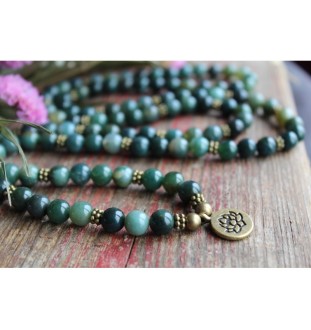108er Mala-Armband aus Achat mit Lotusanhänger – spiritueller Schmuck mit Bedeutung
