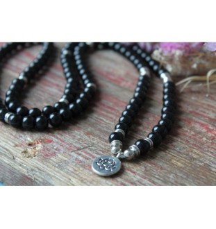 Mala bracelet onyx with lotus pendant – inner strength and protection