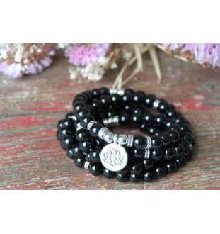 Mala bracelet onyx with lotus pendant – inner strength and protection