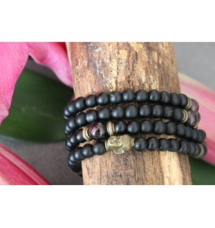 Mala bracelet with onyx beads – Spiritual jewelry with OM pendant | Handmade for inner peace and balance