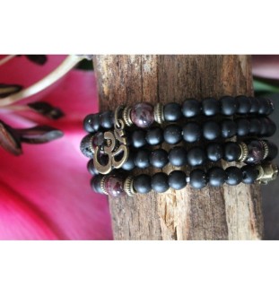 Mala bracelet with onyx beads – Spiritual jewelry with OM pendant | Handmade for inner peace and balance