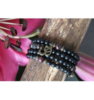 Mala bracelet with onyx beads – Spiritual jewelry with OM pendant | Handmade for inner peace and balance