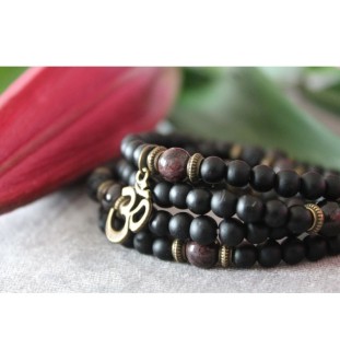 Mala bracelet with onyx beads – Spiritual jewelry with OM pendant | Handmade for inner peace and balance