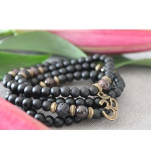 Mala bracelet with onyx beads – Spiritual jewelry with OM pendant | Handmade for inner peace and balance