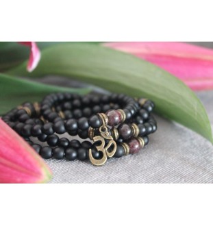 Mala bracelet with onyx beads – Spiritual jewelry with OM pendant | Handmade for inner peace and balance