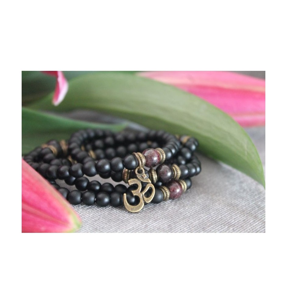 Mala bracelet with onyx beads – Spiritual jewelry with OM pendant | Handmade for inner peace and balance