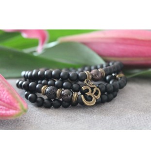 Mala bracelet with onyx beads – Spiritual jewelry with OM pendant | Handmade for inner peace and balance